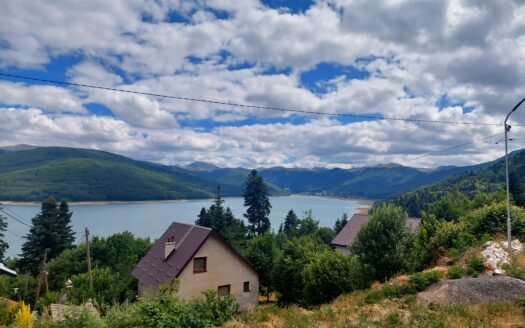 Се продава прекрасна викендица во Маврово, над полицијата