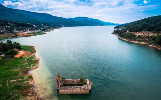 На продажба – Плац во Маврово