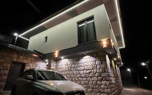 Се продава куќа во Маврови Анови, составена од два самостојни апартмани.