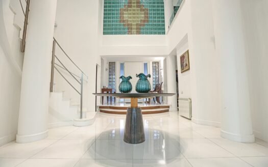 СЕ ПРОДАВА ЛУКСУЗНА РЕЗИДЕНЦИЈА НА ВОДНО